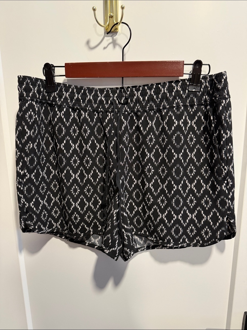 Banana Republic Black & White Geometric Athletic Shorts Size Medium EUC